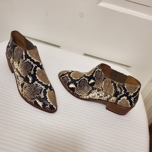 NWOT Madewell Sonia Snakeprint Leather Chelsea Booties Size 9 - Picture 2 of 14